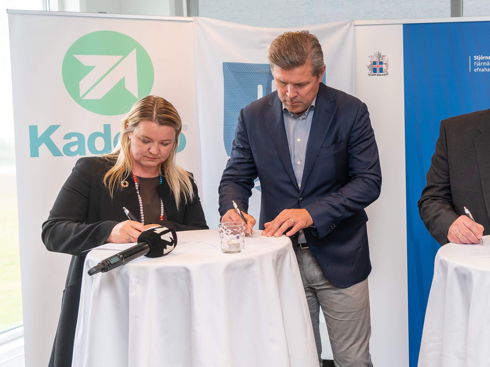 Elín Árnadóttir og Bjarni Benediktsson skrifa undir