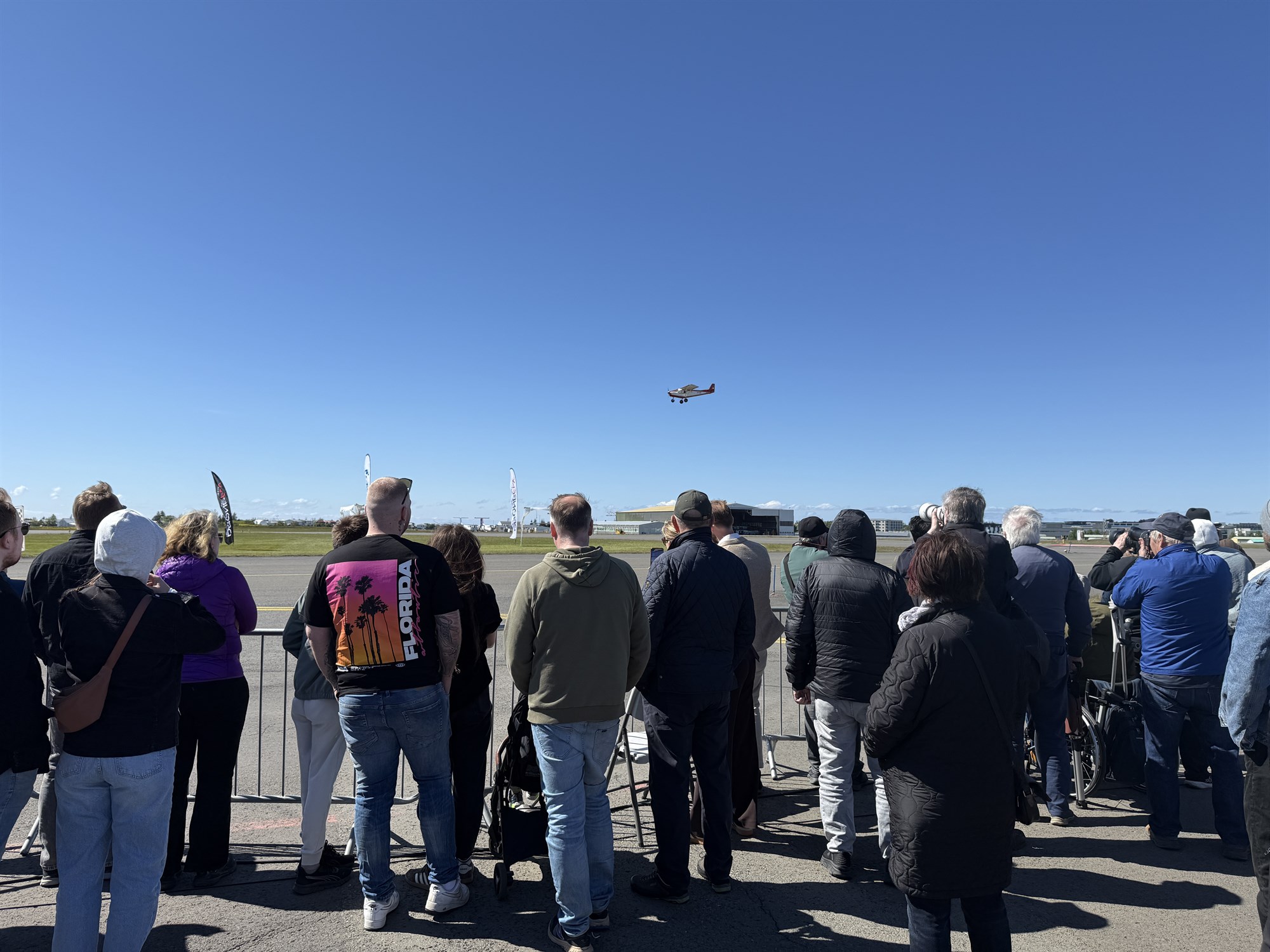Fólk fylgist með á flugdögum í Reykjavík