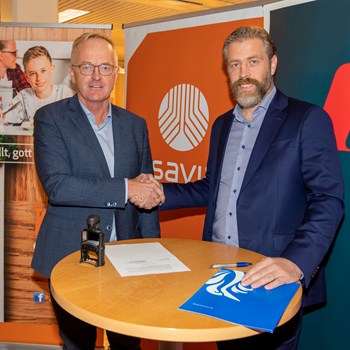 Sveinbjörn og Kjartan Már takast í hendur