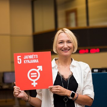 Starfsmaður með heimsmarkmiðið Jafnrétti kynjanna