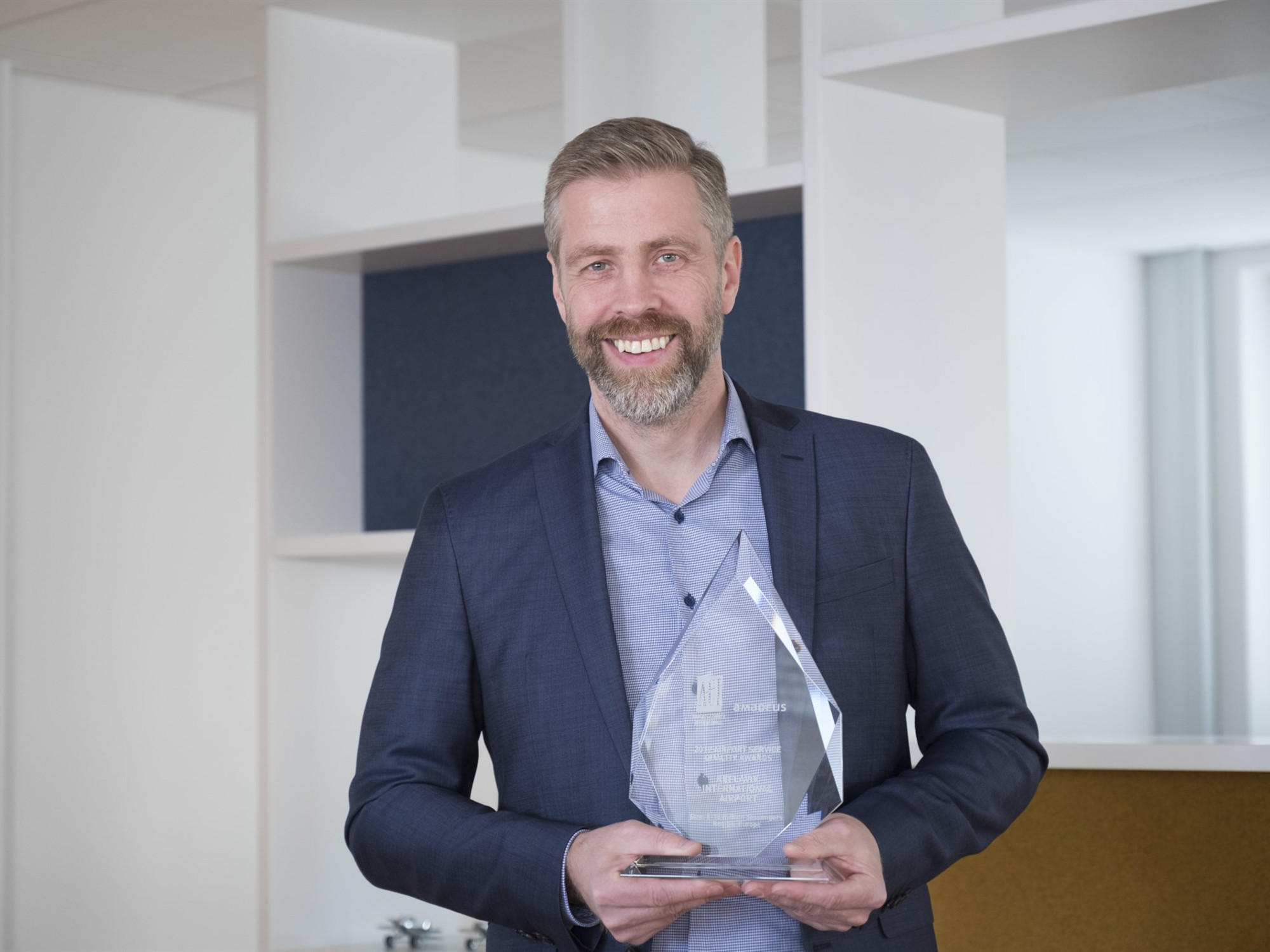 Sveinbjörn með viðurkenninguna