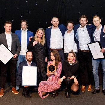 Sigurvegararnir stoltir við verðlaunaafhendingu